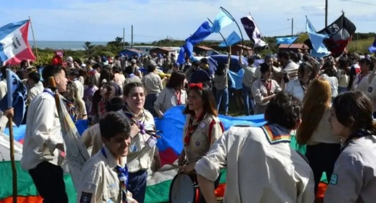 Mil scouts copan la Ruta 11 con surf, minga y aventura