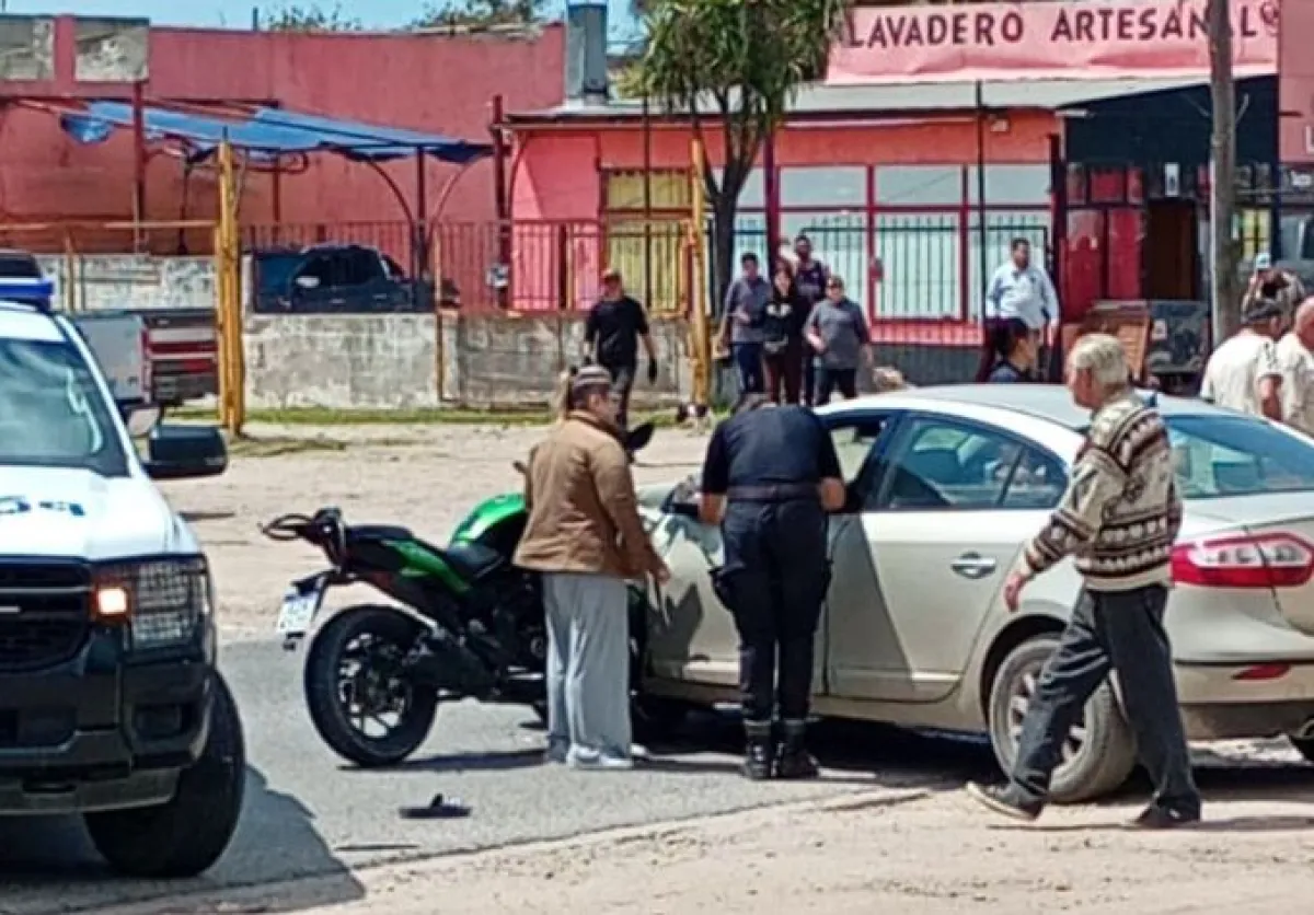 Vuelta en U y una moto clavada en avenida Libertad
