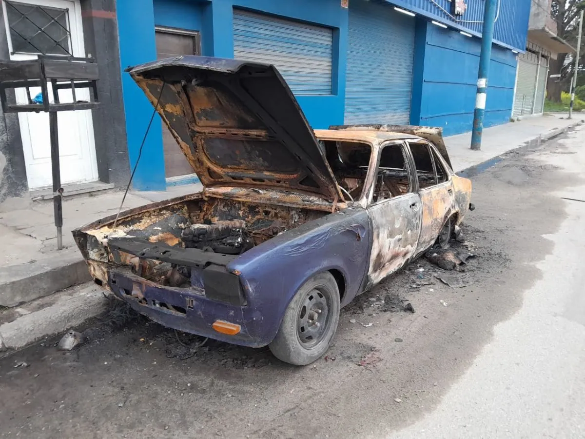 Prenden fuego un auto y vuelven por el cobre en Luro y 228