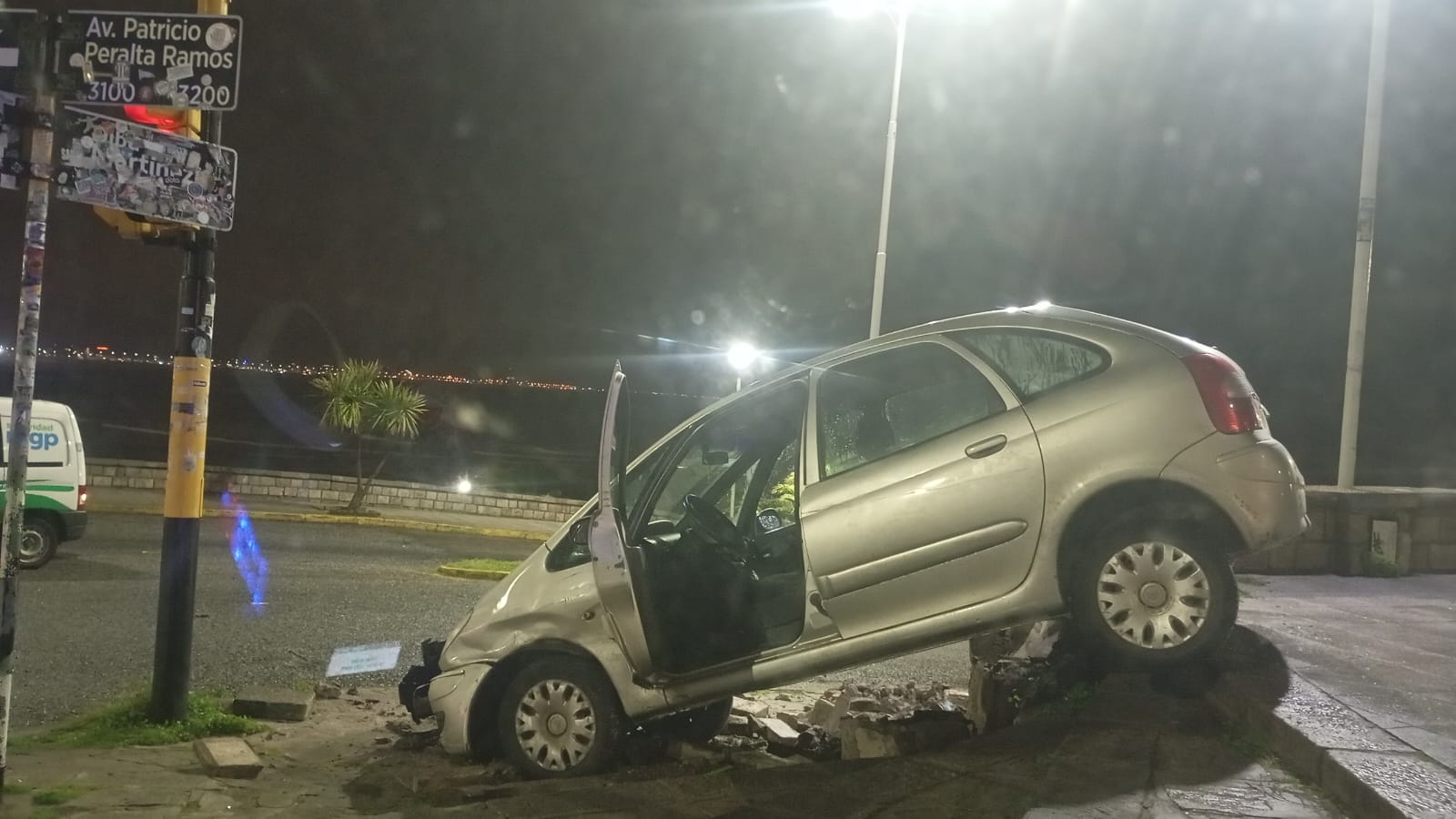Curva, lluvia y cero papeles contra el muro costero