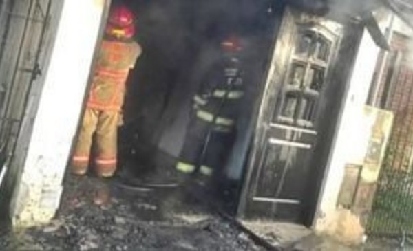 Un incendio le dañó la casa, la moto y herramientas de trabajo