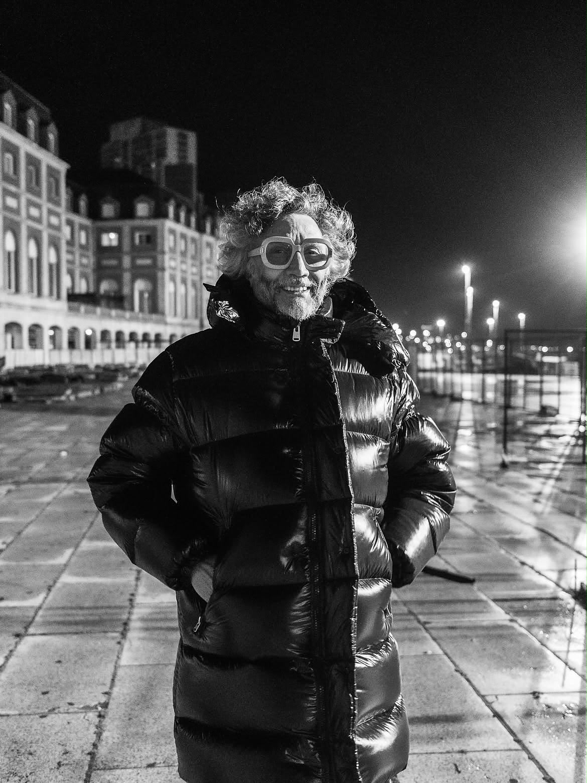 Fito llega al Poli con música y una colecta solidaria