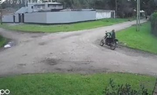 Golpeó y robó a una mujer en Las Dalias: tiene una pierna fracturada