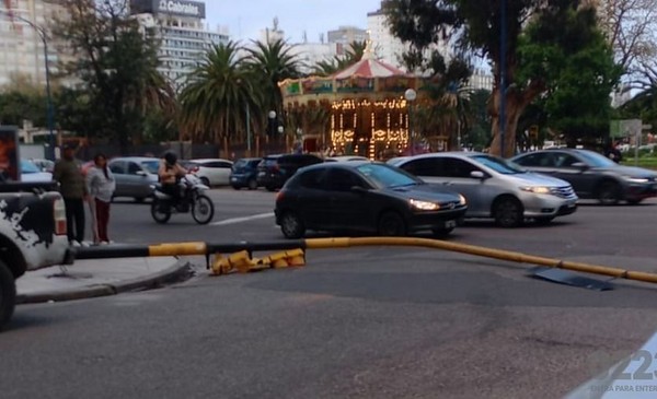 Cayó un semáforo en Colón y Arenales: no hubo heridos