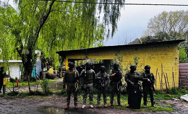 Amenazó con quemar una casa y cayó con armas