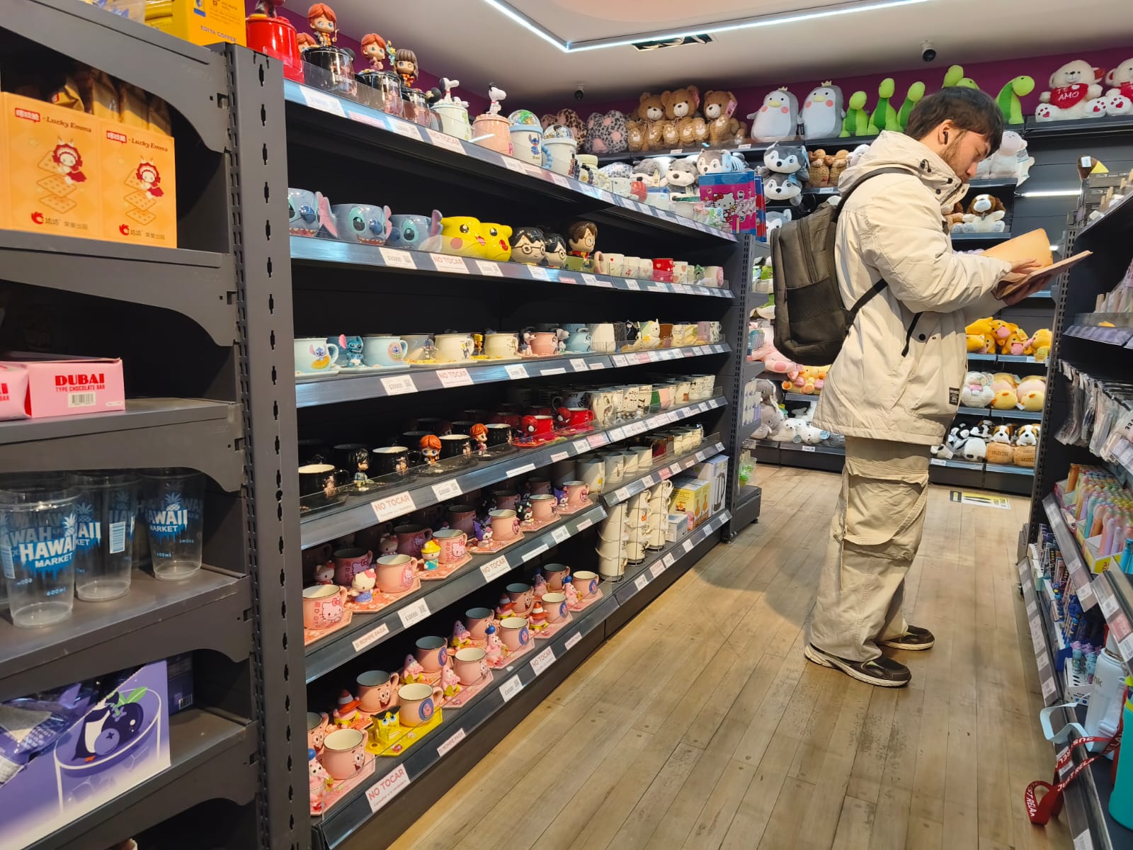 El bazar ocupa el centro que dejaron los locales vacíos