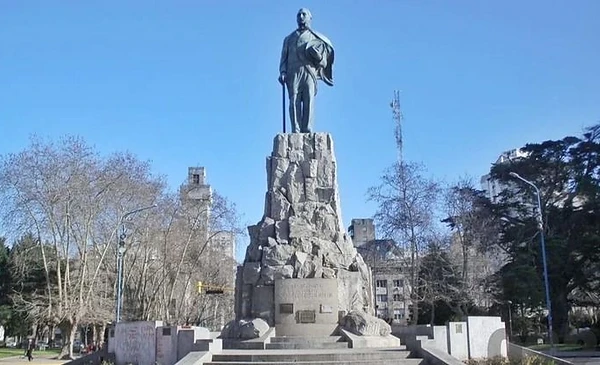 En Luro y Mitre querían jubilar a San Martín