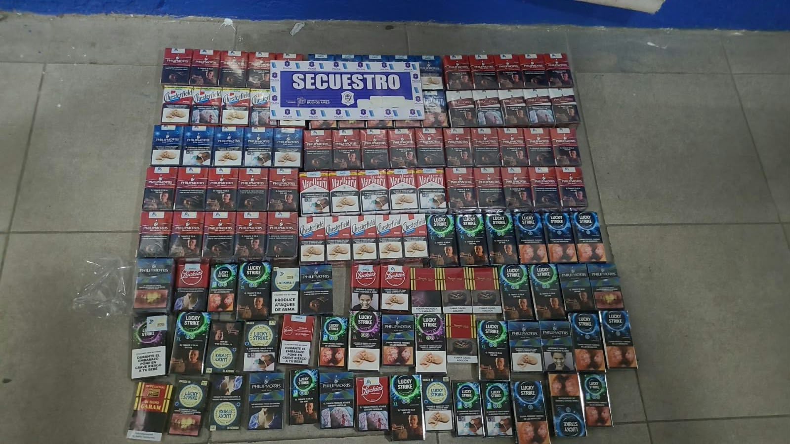 Simuló un arma y cayó con $404.900 y 130 atados