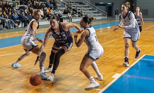 Peñarol cayó 76-47 y sigue sin ganar en la Liga