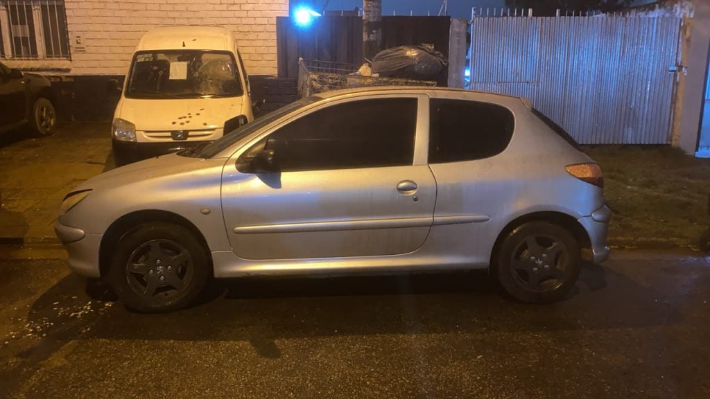 Un 206 robado apareció minutos después con las puertas abiertas