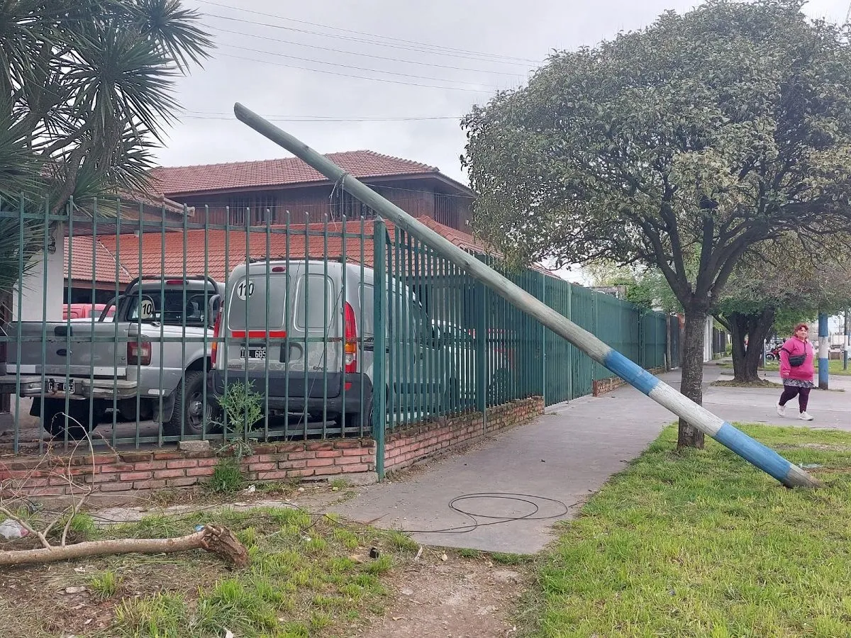 Camión tiró dos postes y siguió de largo en Polonia y Elcano
