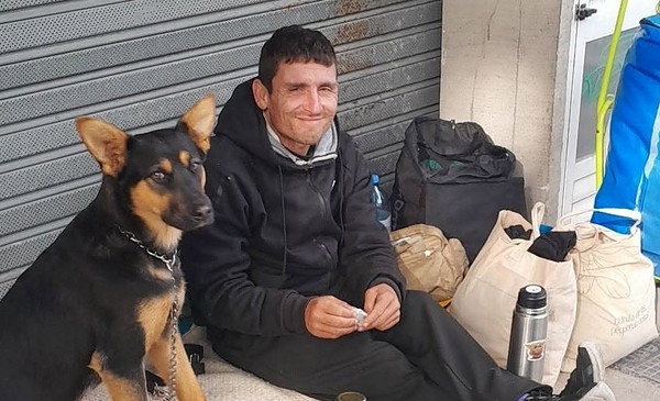 Buscan un alquiler para Jonathan y sus dos perros
