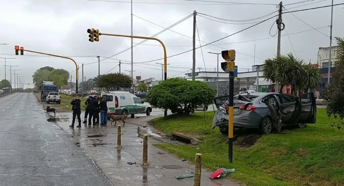 Choque en ruta 88: un auto terminó sobre un cantero