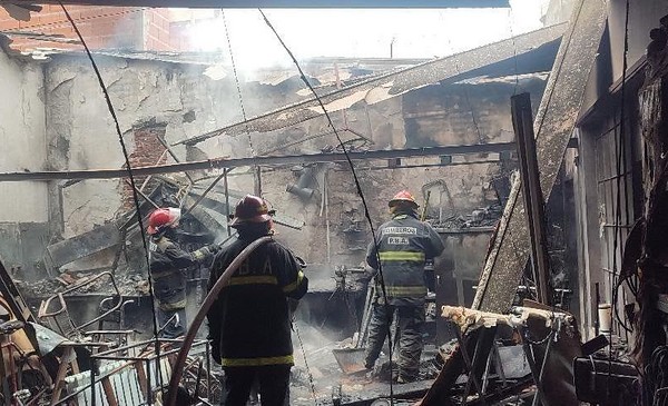 Incendio en un taller de Las Avenidas: daños y alarma