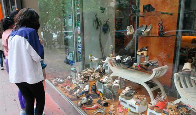 Turistas hubo, compras no: ventas cayeron 4,2%