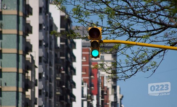 Dos cruces de De los Trabajadores suman semáforos con IA