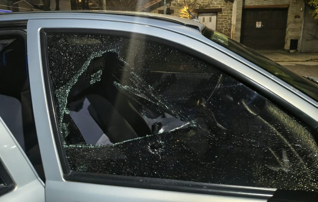 Rompen un auto por una reposera y un parasol