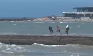 Se arrojó al mar desde el espigón en Playa Popular
