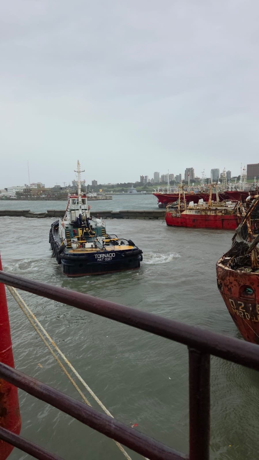 Dos barcos contra las piedras de la Escollera Norte
