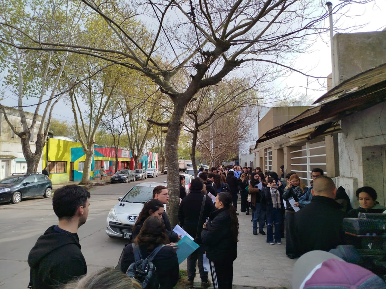 800 metros de fila para conseguir trabajo en Mar del Plata