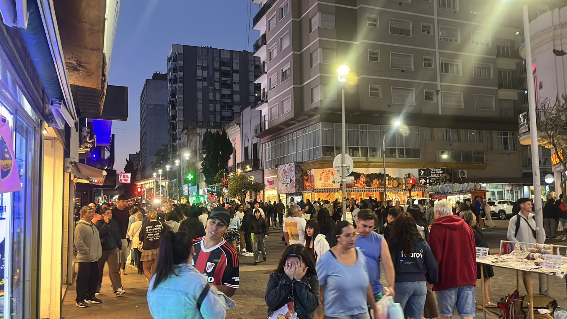 La foto de 1986 que busca repetir en la Peatonal