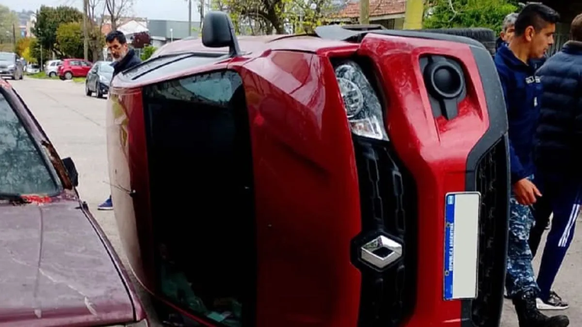 Un Renault Kwid volcó y bloqueó Pellegrini