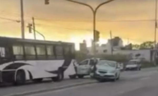 Un auto terminó contra un semáforo en Luro y Portugal