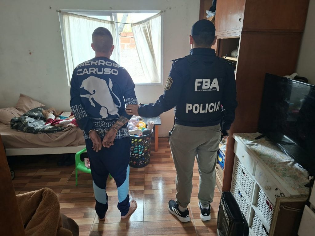 Cámaras, ropa y un celular tras el robo a una panadería