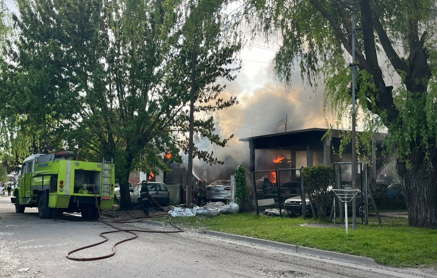 Incendio arrasó una casa y taller en Martínez de Hoz