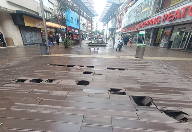 La peatonal San Martín llega rota a la temporada