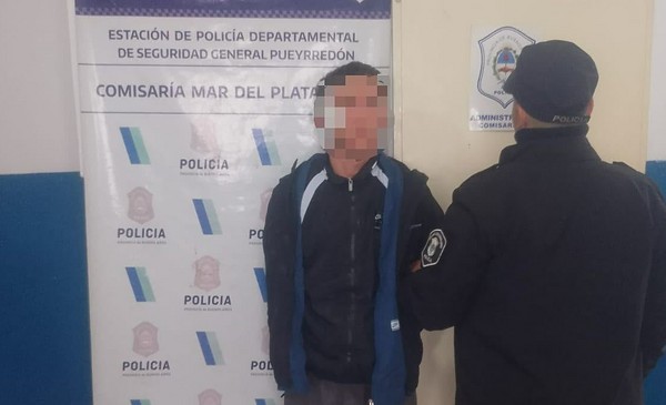 Cambiarse de ropa en un taxi terminó en una detención