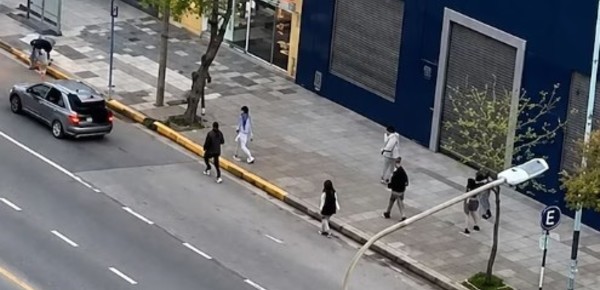 Patadas, contramano y fuga en Independencia y Brown