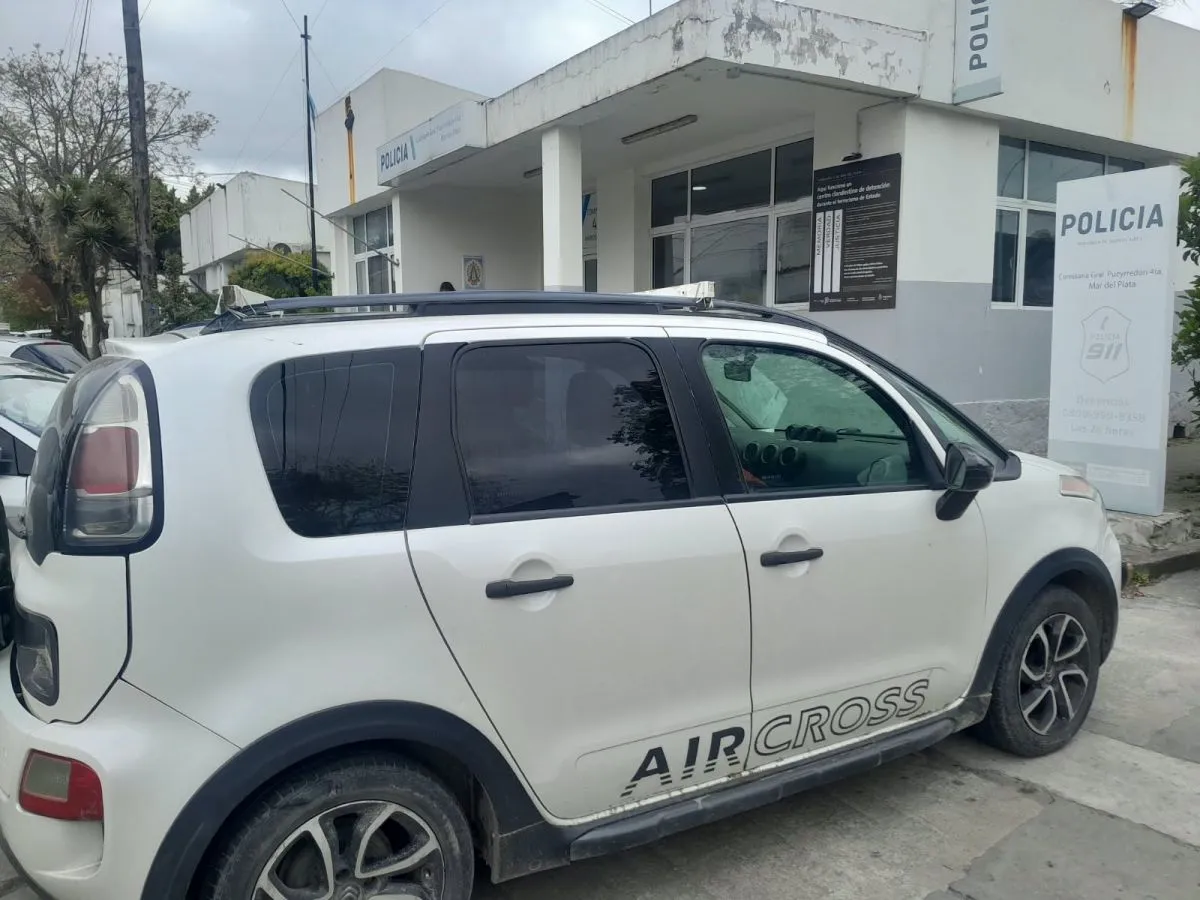 Lo frenó un semáforo: detenido en un auto robado