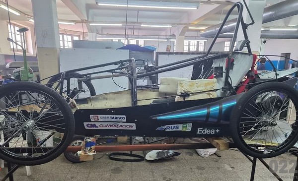 El Tavelli pone séptima con un auto eléctrico