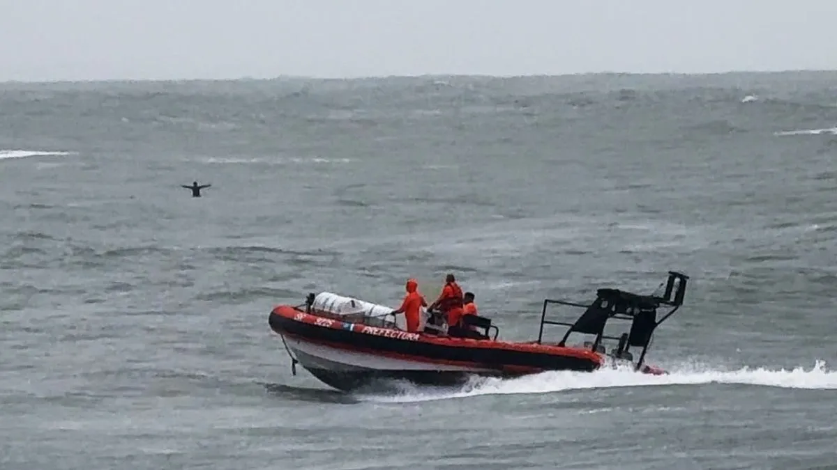 Ráfagas, deriva y rescate a 300 metros de la costa