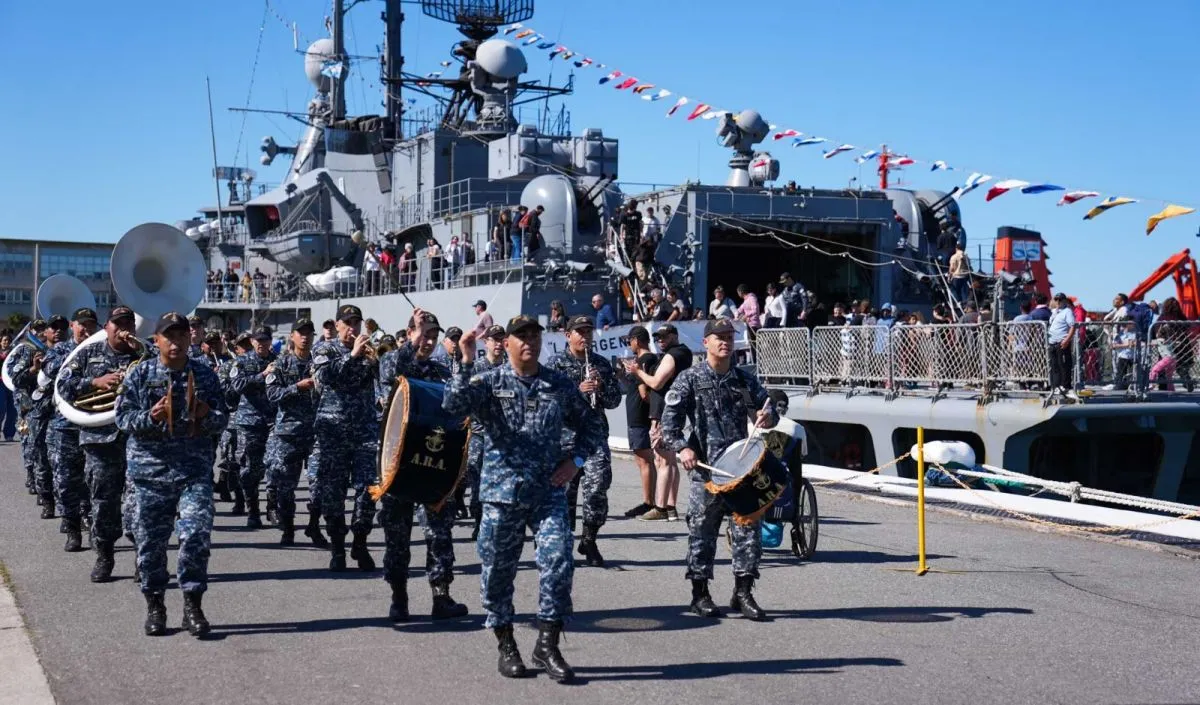Dos días para subir a buques de la Base Naval