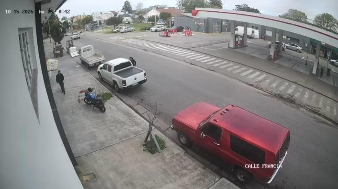 Balizas prendidas, camioneta vacía en Juan B. Justo