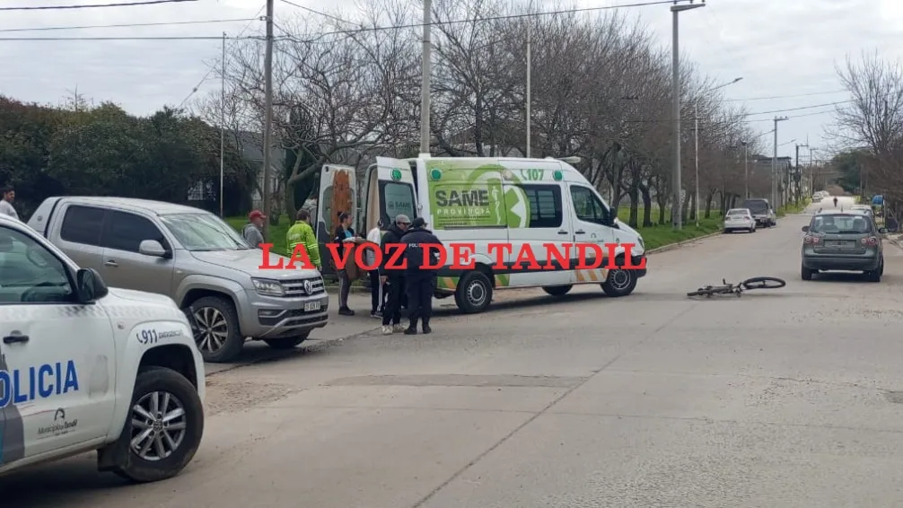Ciclista hospitalizado tras chocar con un auto en Tandil