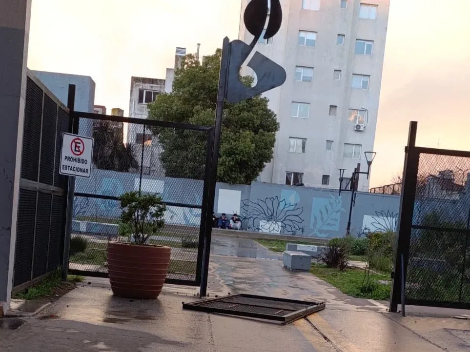 Un portón menos y un reclamo que lleva años
