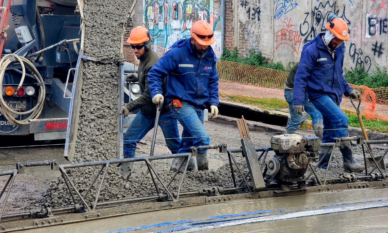 Corte en Oro: reconstruyen la calzada entre Rivadavia y Brandsen