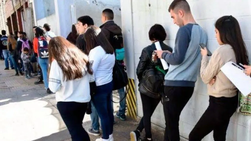 Siete de cada diez jóvenes, sin empleo regular