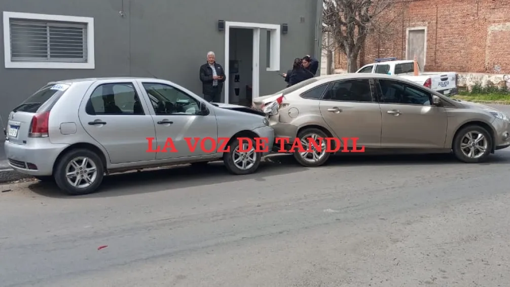 Remis chocó un auto estacionado y su chofer fue al hospital