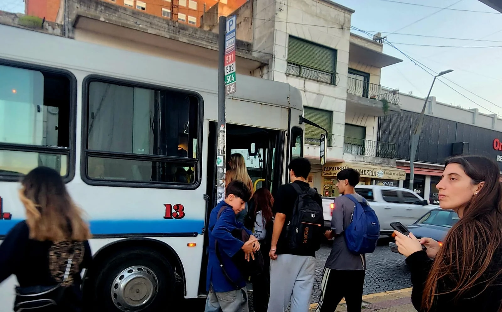 El colectivo blanco dejó a tres barrios contando cuadras