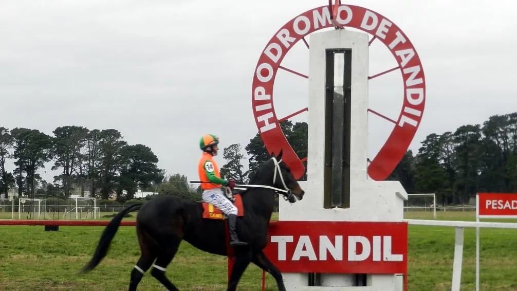 El turf volvió al Hipódromo de Tandil con diez carreras