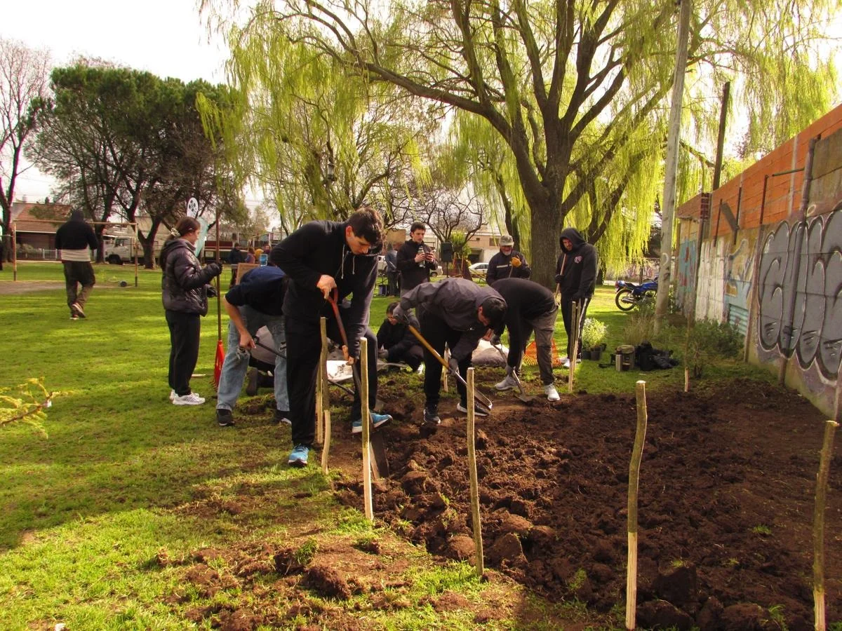 La plaza que sumó 46 plantas y siete árboles nativos