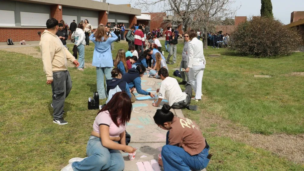600 estudiantes y un mural que deja huella en el Campus