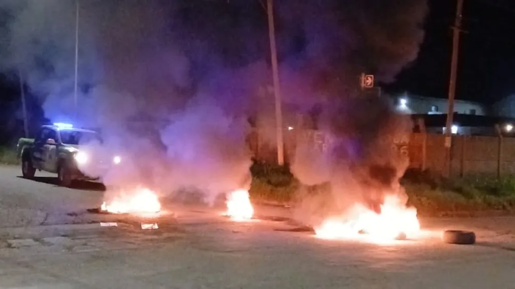 Quema de gomas por inseguridad en Maritorena y Laprida