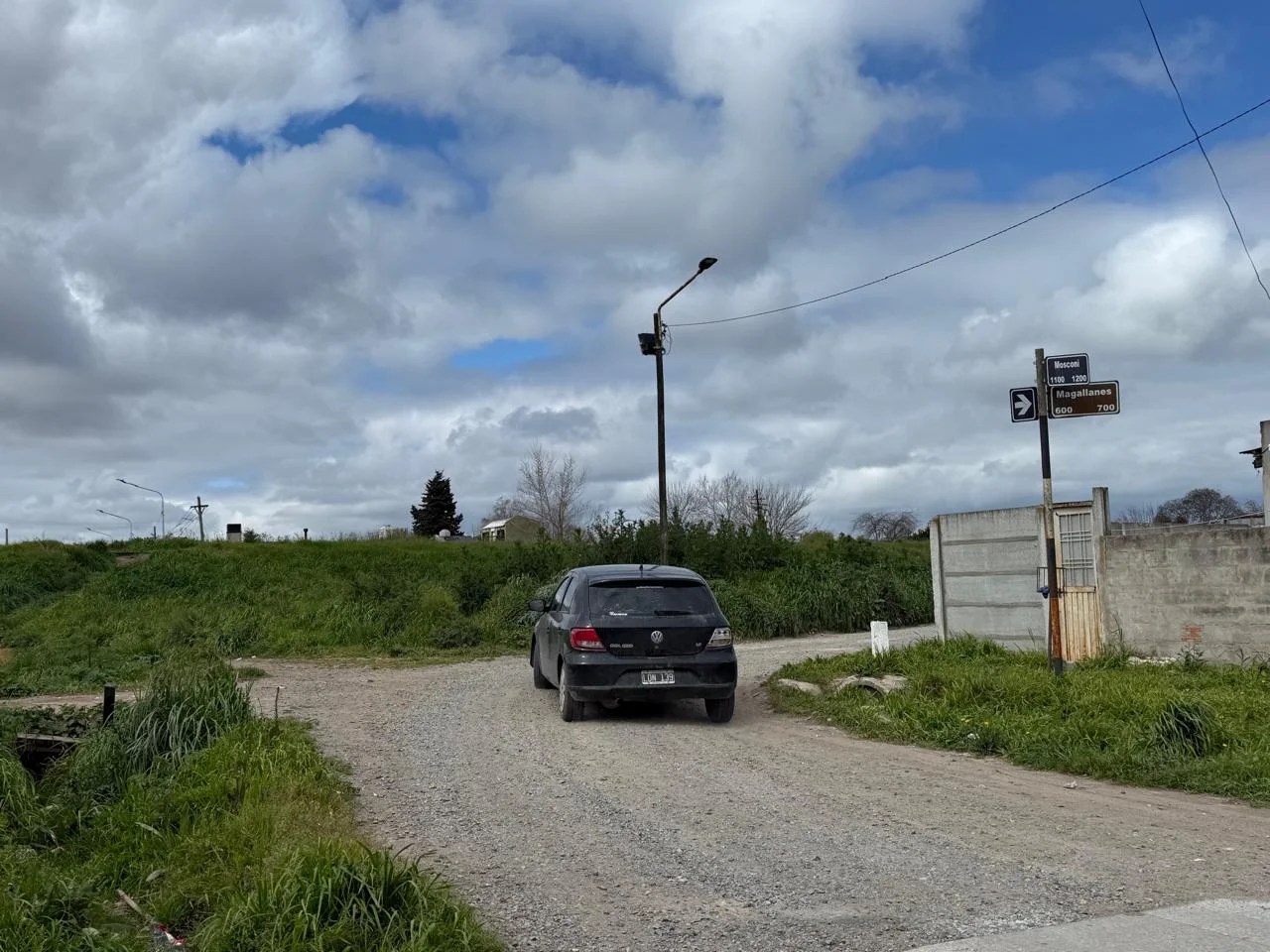 Mosconi termina en la vía y el agua sigue entrando
