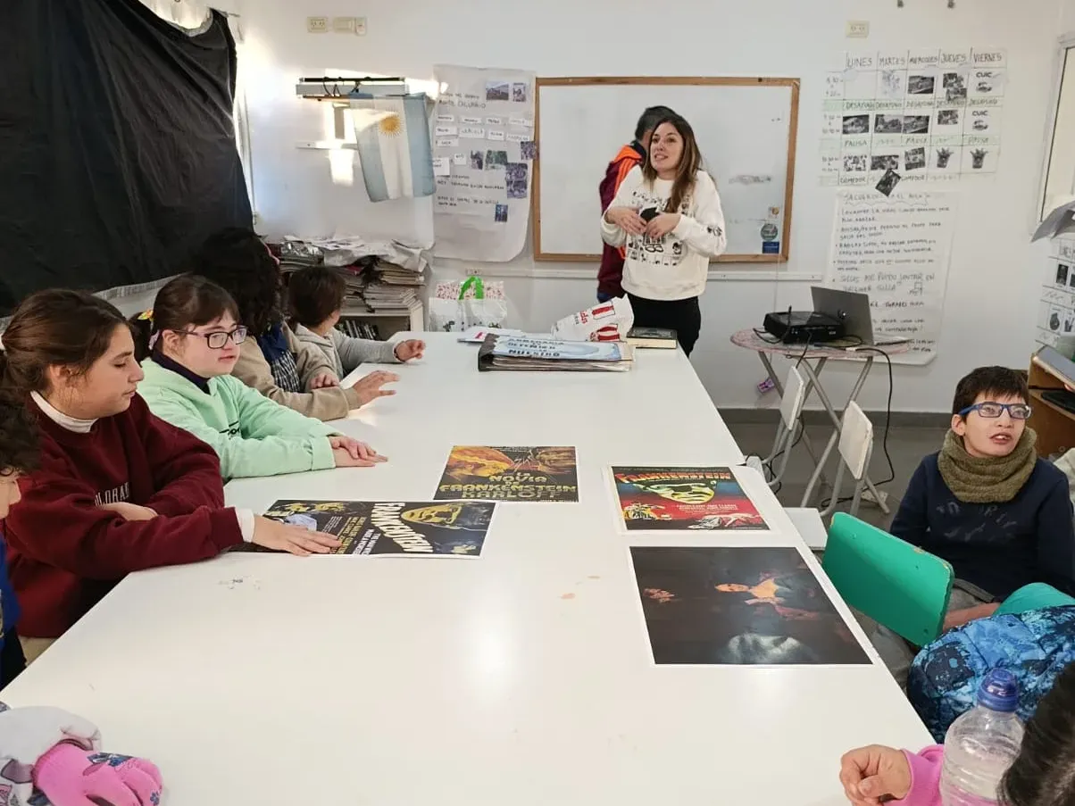 Frankenstein salió de la biblioteca y se estampó en Tandil