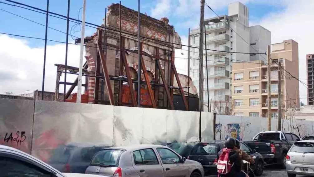 Alem 925 vuelve a obra con la fachada como condición